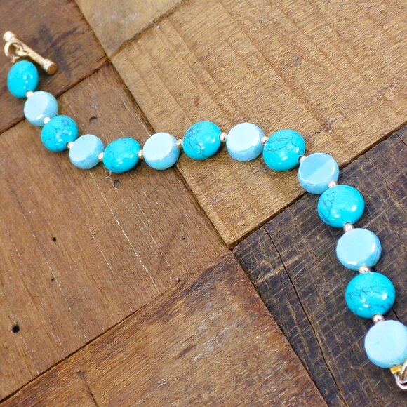 Turquoise color bracelet with turquoise stones, glass beads and small gold beads - Picture 5 of 12